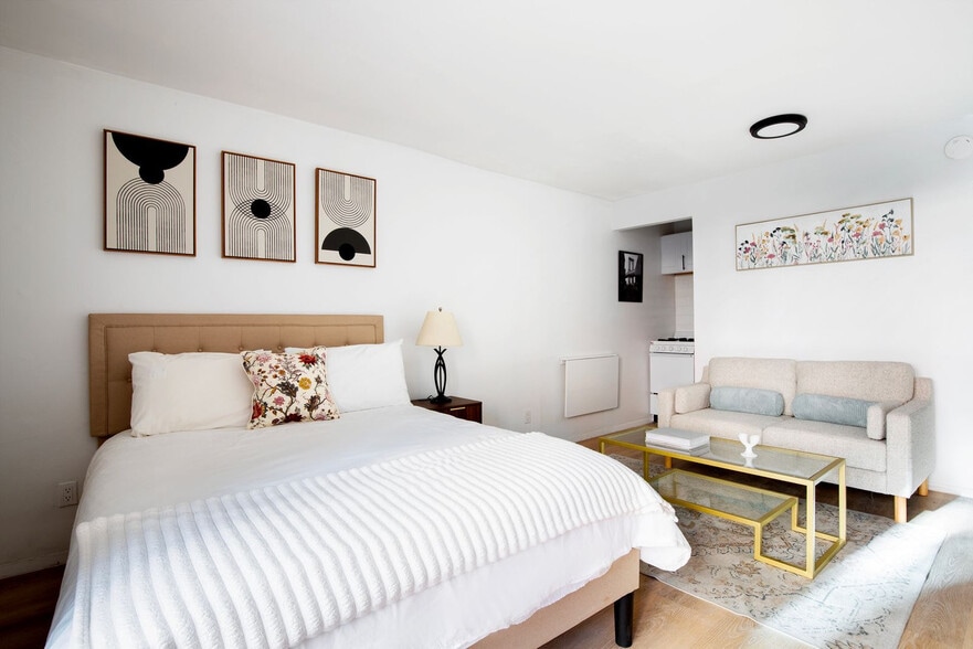 Building Photo - 328 W 11th St