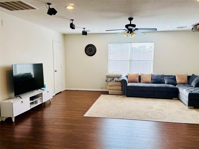 Building Photo - 4615 Pin Oak Creek Ln