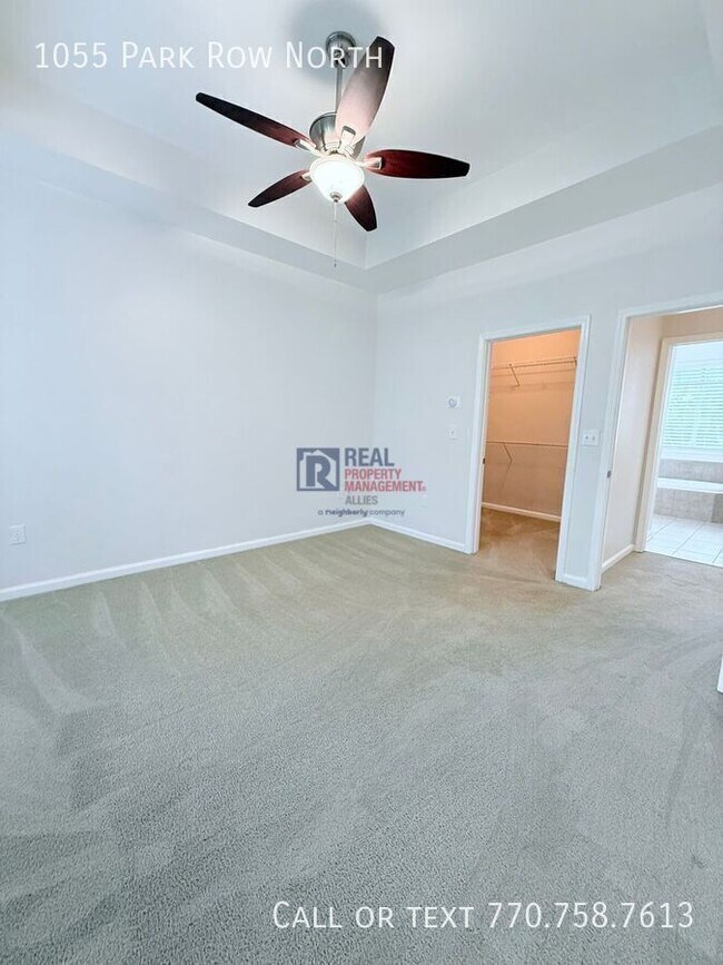 Building Photo - 1055 Park Row N