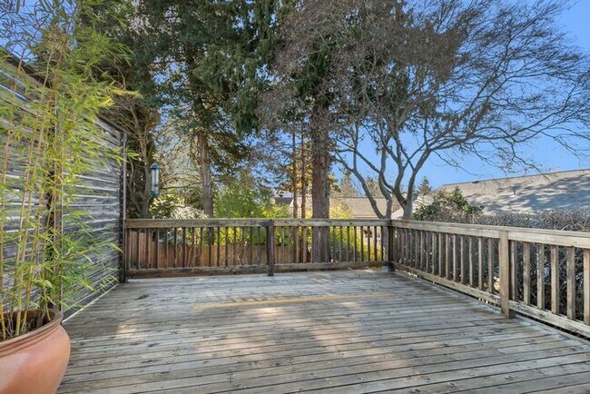 Building Photo - Gorgeous AIR CONDITIONED West Seattle Char...