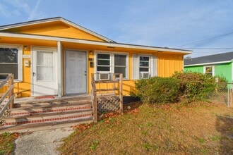 Building Photo - 2 Bedroom 1 Bathroom Updated Apartment! No Pets