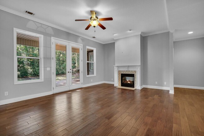 Building Photo - AVAILABLE LATE JULY 2025 (PET FRIENDLY)