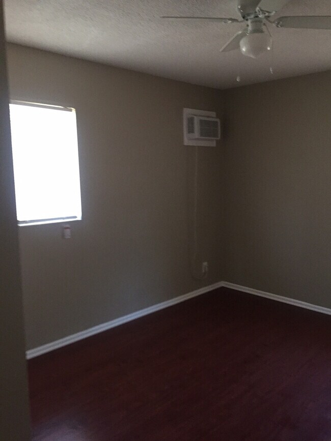 Building Photo - Huge 4/2 house located on a very desirable area. section 8 approved