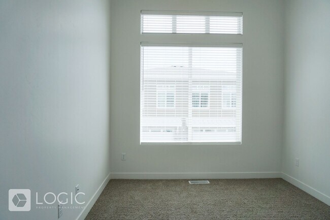 Building Photo - Gorgeous Townhome in Great Location!