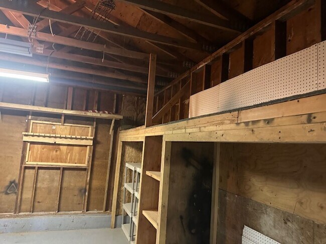 Building Photo - Lightly Updated 4 Bed Everett Home w/ Large Detached Garage/Workshop!