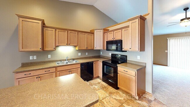 Building Photo - 3 BD, 2 BA AMENITY FILLED TOWNHOME WITH AT...
