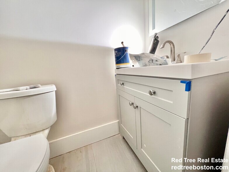 Building Photo - 564 E 5th St