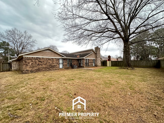 Building Photo - Spacious 3BR/2BA Memphis Home w/ Vaulted Ceilings, Fireplace & 2-Car Garage