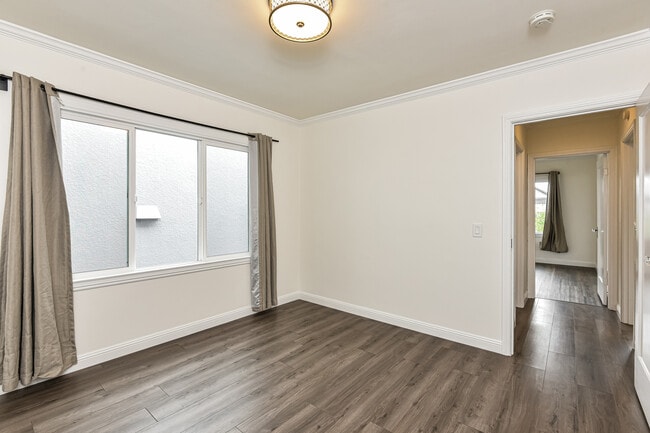 Building Photo - 833 Linden Ave