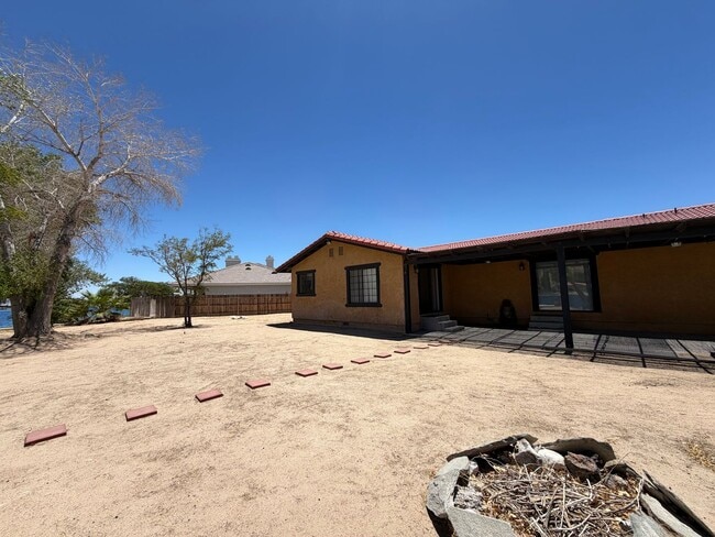 Building Photo - Beautiful 3 Bedroom House Located on Calico Lake
