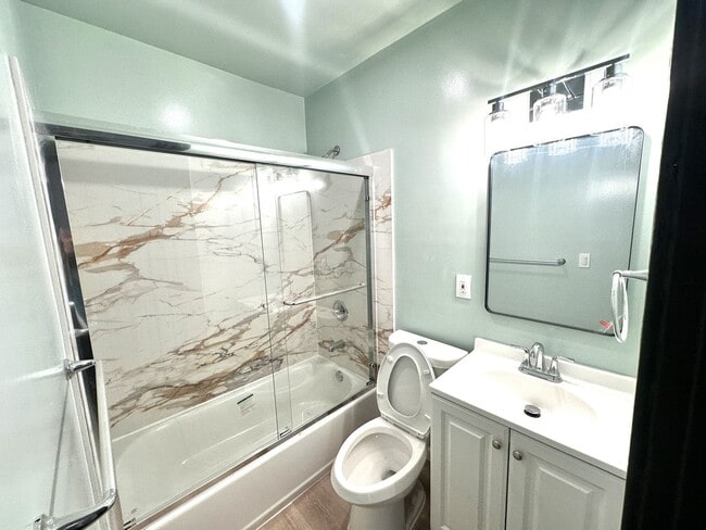 Building Photo - 5 Bed/2 Full Baths W/Washer&Dryer Hook Ups!