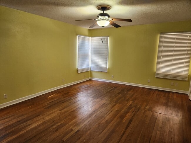 Building Photo - 3221 Lawnview St