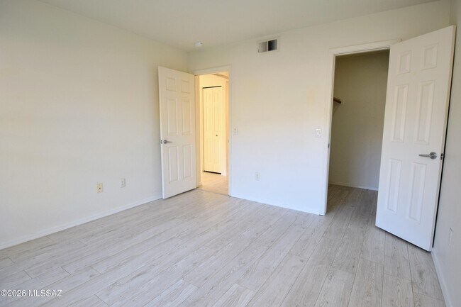 Building Photo - 5855 N Kolb Rd