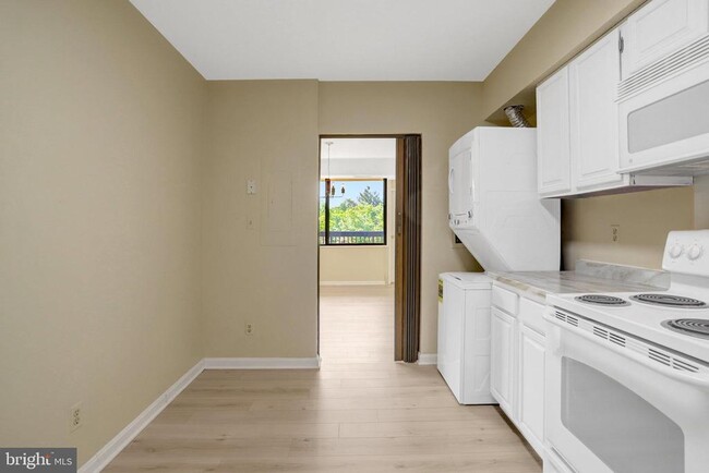 Building Photo - 3713 S George Mason Dr