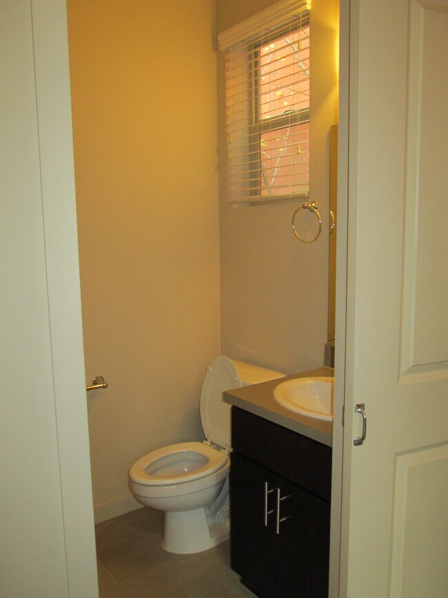 Building Photo - 4321-B SE Division St