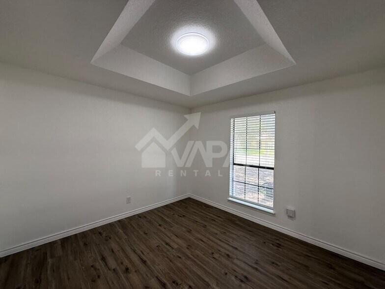 Building Photo - 209 High Oak