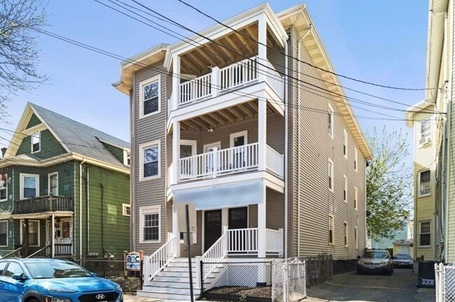 Building Photo - 16 Otis St