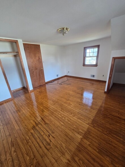 Building Photo - 1712 Kenyon Ave