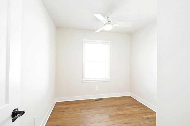 Building Photo - Newly Renovated Townhome in the Heart of Belmont