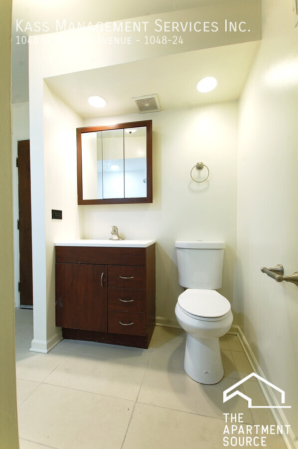 Building Photo - 1048 W Dickens Ave