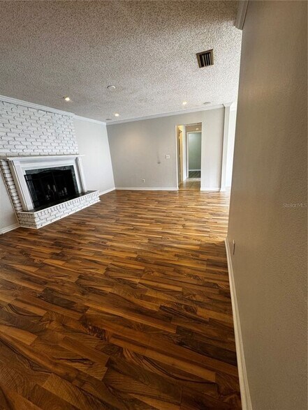 Building Photo - 2115 Stewart Ln