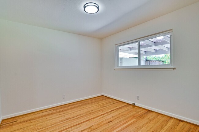 Building Photo - 941 // (Duplex)