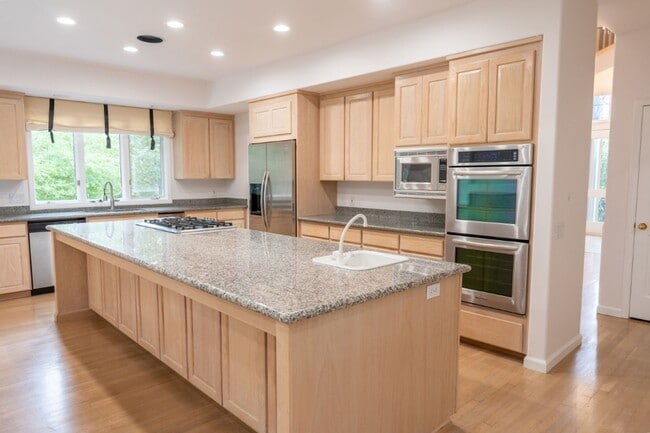 Building Photo - 4bd/3.75ba
