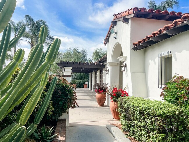 Building Photo - Charming 4 Bedroom/3 Bath Single Family Home on a Cul-de-sac with backyard