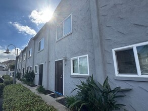 Building Photo - 2 Bedroom Townhome Remodeled