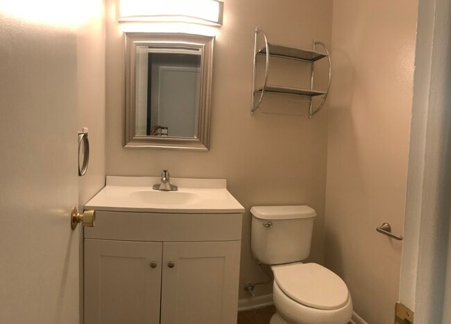 Half bath - 1045 Chambers Ct