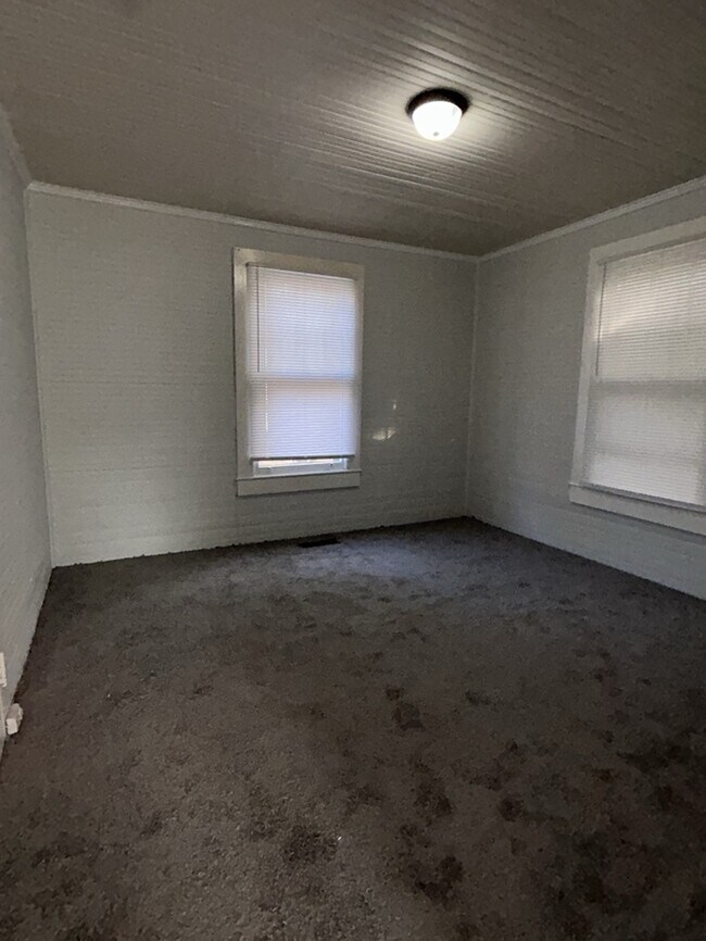 Building Photo - 2 Bedroom 1 Bathroom