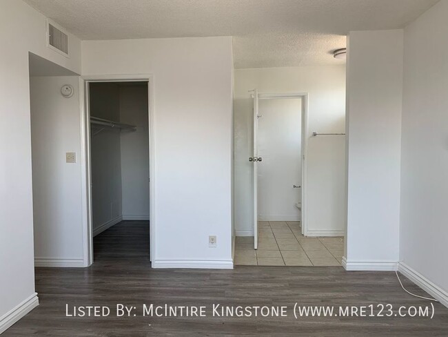 Building Photo - Move-in Specials Await in this Spacious 2B...