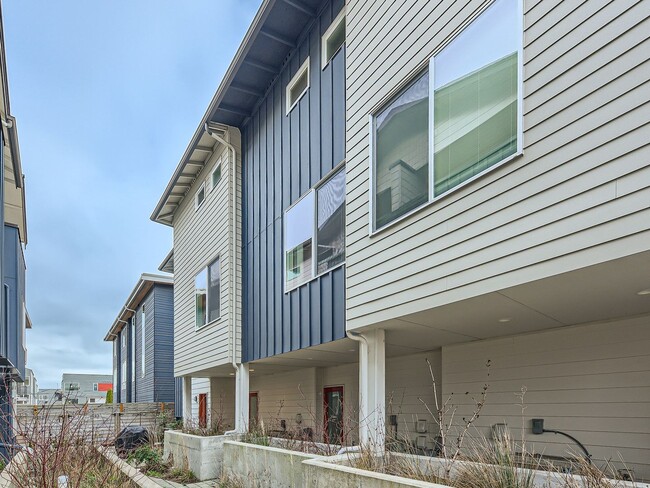 Building Photo - Modern 3bed/2bath Townhome in Rainer Valley Neighborhood!