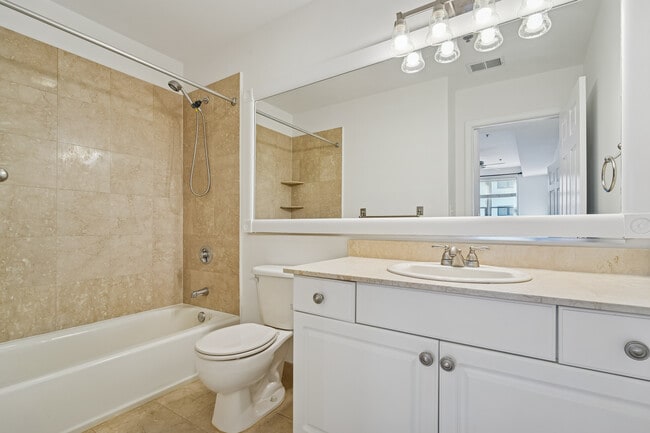 Building Photo - 915 Madison St