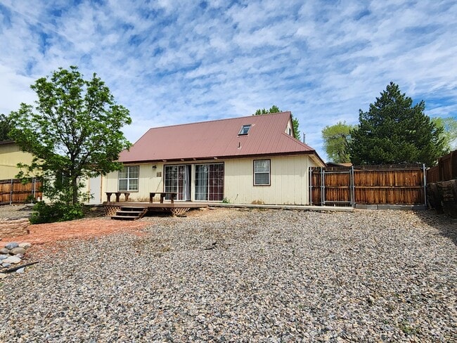 Building Photo - 2 Bedroom Home Located in Bloomfield