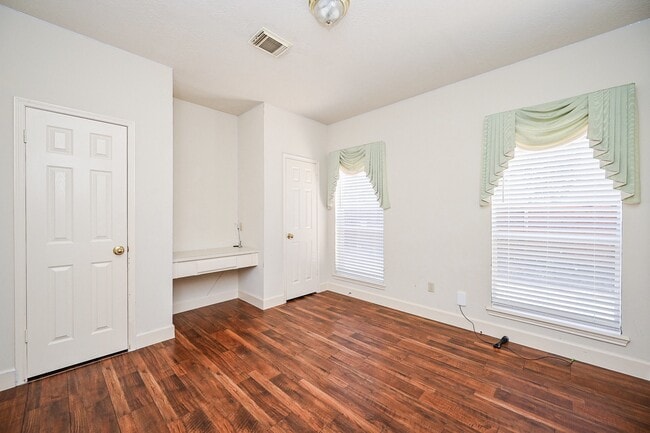 Building Photo - 9731 New Kent Dr