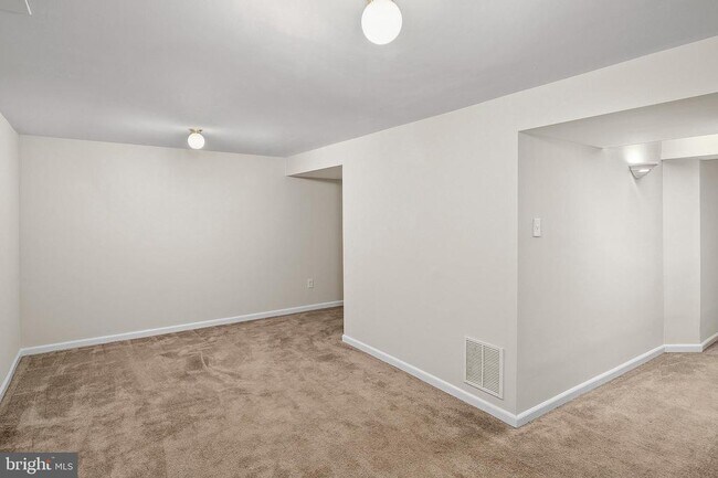 Building Photo - 1604 New Windsor Ct