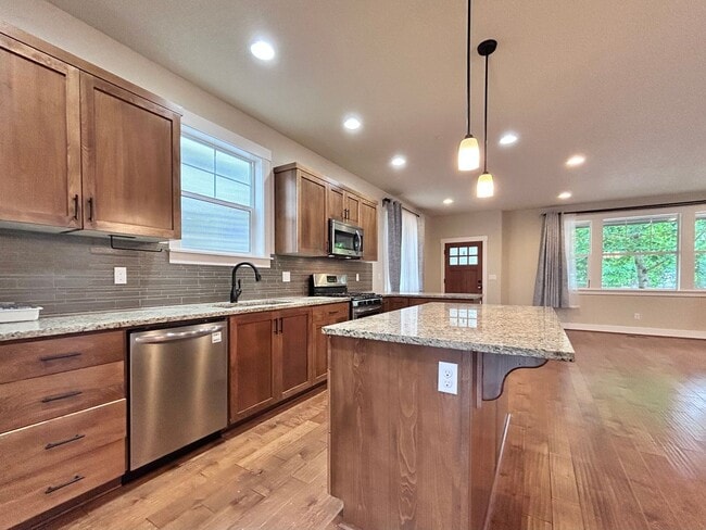 Building Photo - Incredibly Large 4 Bed 2.5 Bath Charmer!