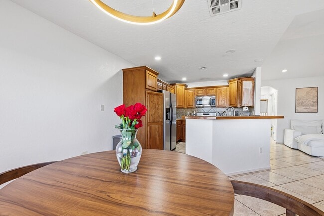 Building Photo - Conveniently located 3 Bedroom with 2 Car Garage