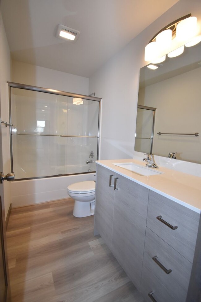 Building Photo - Gorgeous and Brand NEW 3 Bedroom with doub...