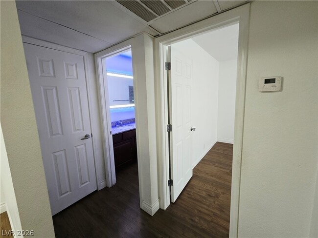 Building Photo - 5081 River Glen Dr
