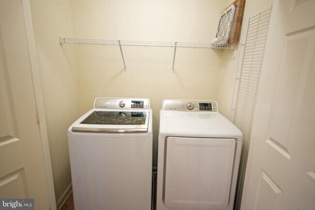 Building Photo - 8024 Cayzer Ln