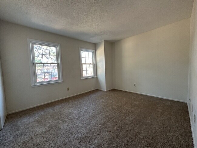 Building Photo - Charming 2 Bedroom, 1.5 Bath Townhome-103 Palace Circle