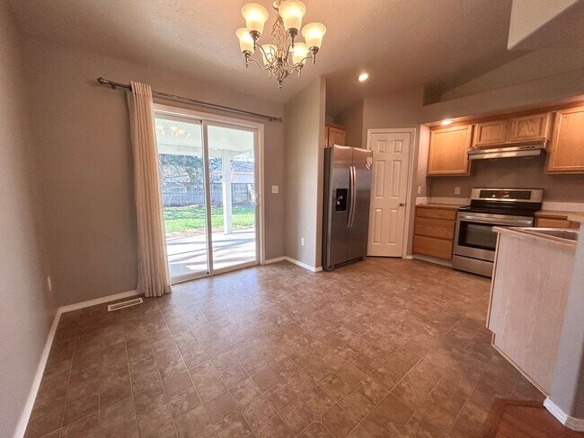 Building Photo - 115 Cassidy Dr E