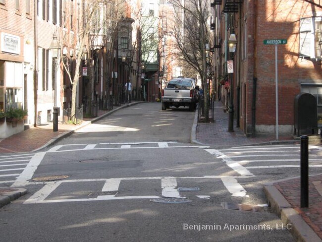 Building Photo - 48 Garden St