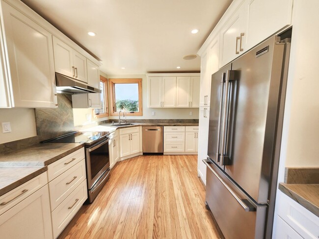 Building Photo - Two bedroom house in Redwood City