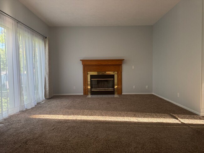 Building Photo - Spacious Papillion home with modern comfor...
