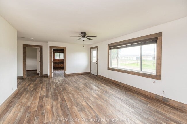 Building Photo - Charming Country Home!