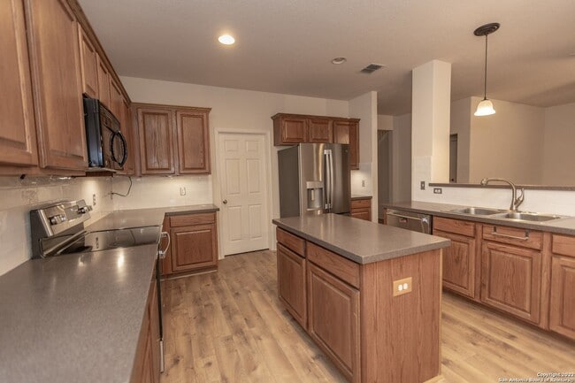 Building Photo - Stunning 5 bedroom 3 full bath home in the...