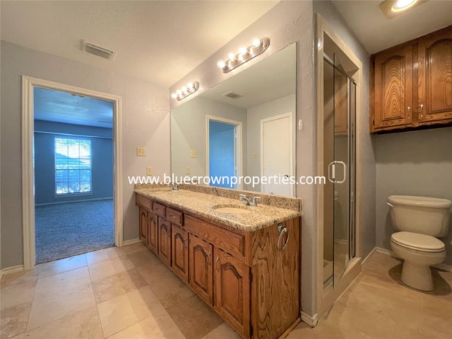 Building Photo - 1920 Oakbluff Dr